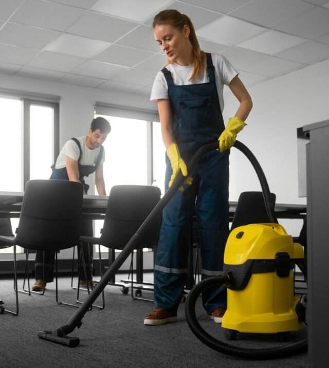 full-shot-people-cleaning-office (1)